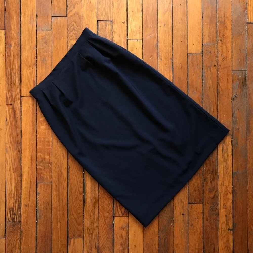 Vintage 90s Burberry's Women's‎ Dark Navy Blue Pleated High Waisted Pencil Skirt
